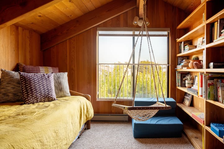 פינת קריאה ומשרד. מיטת יחיד + מיטה נפתחת נפתחת מתחת.