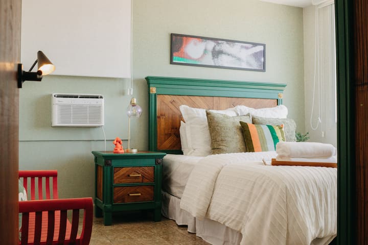 Uživajte u bračnom krevetu (160 × 205 cm) koji je savršeno smješten tako da pruža prekrasan pogled na predivnu lagunu Condado. Poboljšavajući vaš boravak, u sobi se nalazi i TV koji će zadovoljiti vaše potrebe za zabavom.