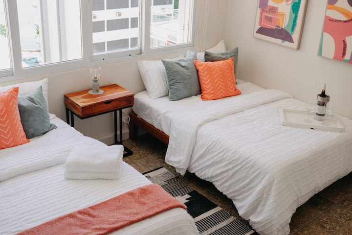 Prostrana spavaća soba s dva bračna kreveta, TV-om, klima-uređajem i prelijepim pogledom na lagunu. Uživajte u prostoru za opuštanje i ugodan boravak.