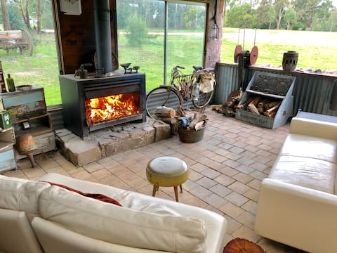 The "Hut" Pet friendly accommodation on 26 Acres