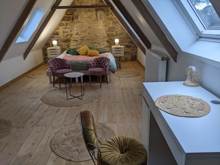 Dhoma më e madhe me 2 krevate 80 me 1m90 këmbë dhe kokë . Ato janë të lidhura së bashku me një dyshek në mënyrë që të mos ndihen aspak se janë 2 krevate tek.