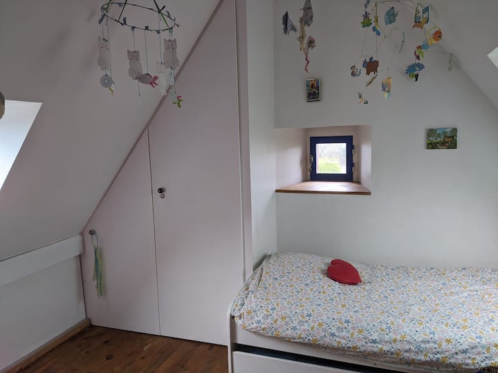 dhomë fëmijësh me krevat dopio (2 krevate që ngjiten në të njëjtën lartësi për një krevat dopio "queen" me 1m 60 ose dy 80 krevate)