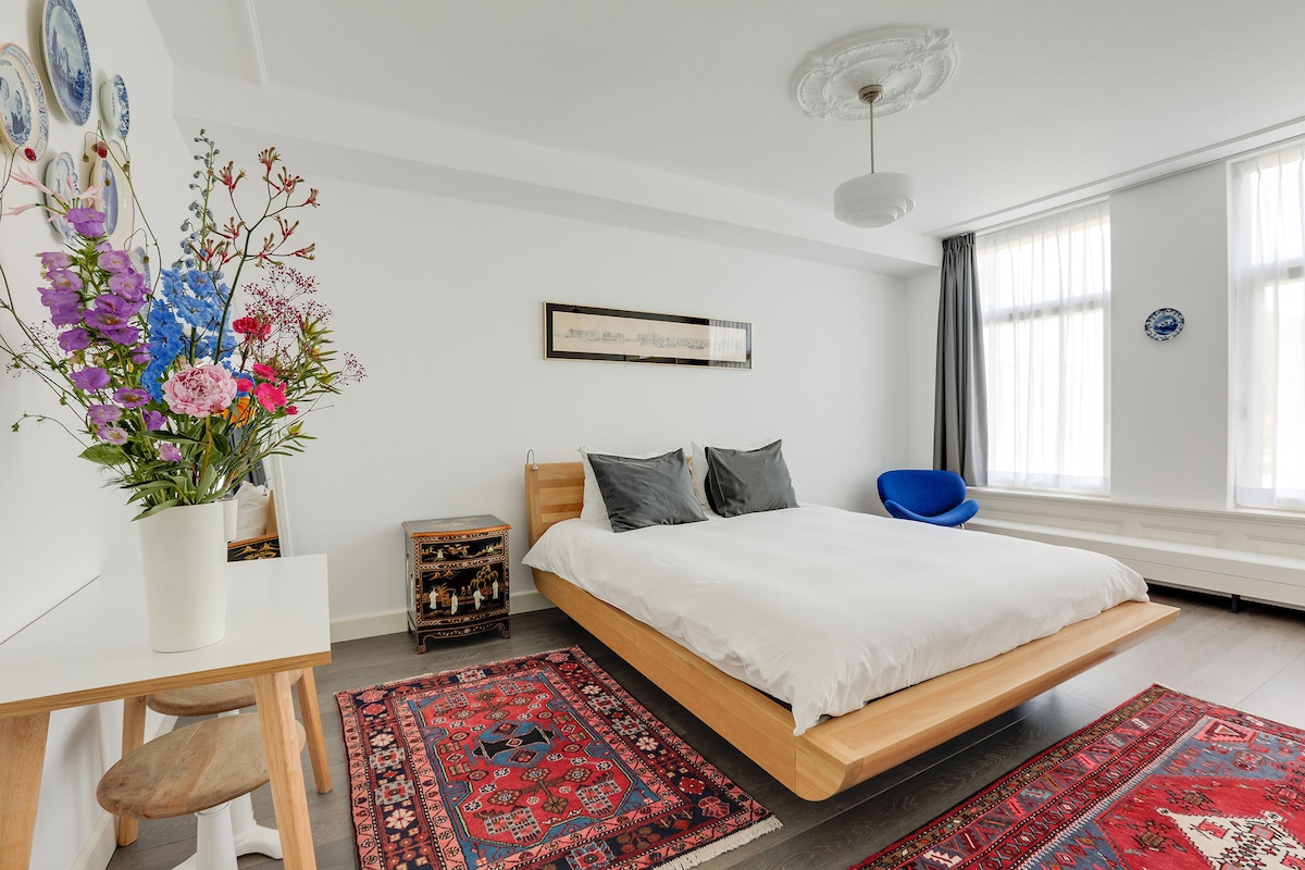 Две от двете просторни, чисти и централно разположени студия в историческа сграда (1886 г.) в района на Де Пийп, всяка с отделна баня и кухненски бокс .