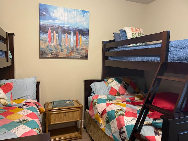 spavaća soba za surfanje s dva kreveta na kat s dva odvojena kreveta na vrhu punog na donjem pametnom televizoru