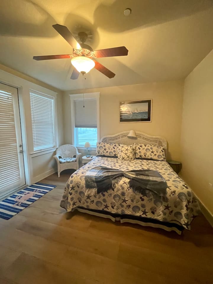 veliki bračni krevet u glavnoj spavaćoj sobi s balkonom s pogledom na pristanište za ribolov kako biste uživali u jutarnjoj kavi