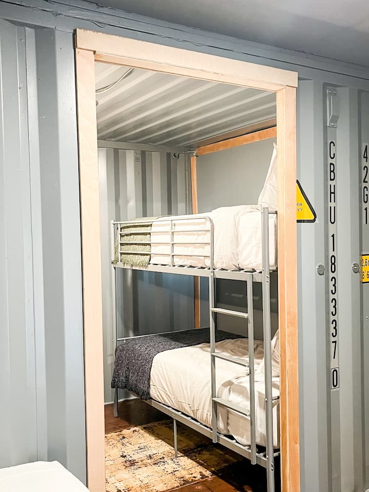 เตียงสองชั้นขนาด Adut เหมาะสำหรับเพื่อนและเด็กๆ