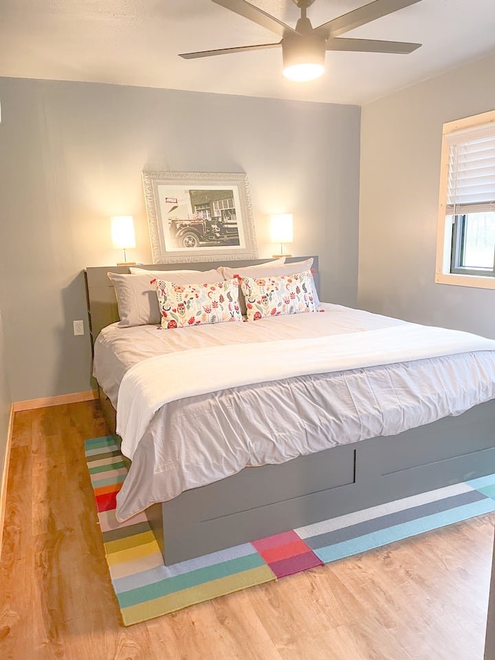 ห้องนอนใหญ่พร้อมเตียงคิงไซส์