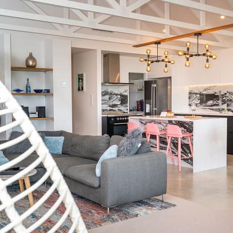 Successful Airbnb property: Tropicana Waterfront Executive Accommodation in Whangarei District East