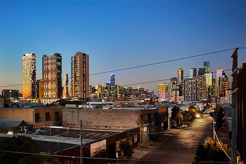 Popular Airbnb listing: Superb City Views - Apartment, work or just relax! in Port Melbourne