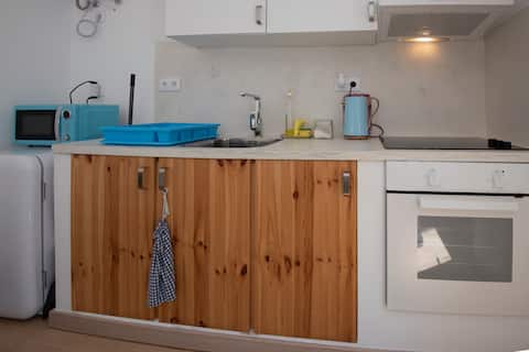 Popular Airbnb listing: Sunny Studio 1 in União Das Freguesias De Carcavelos E Parede