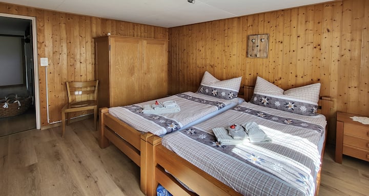 Schlafzimmer links