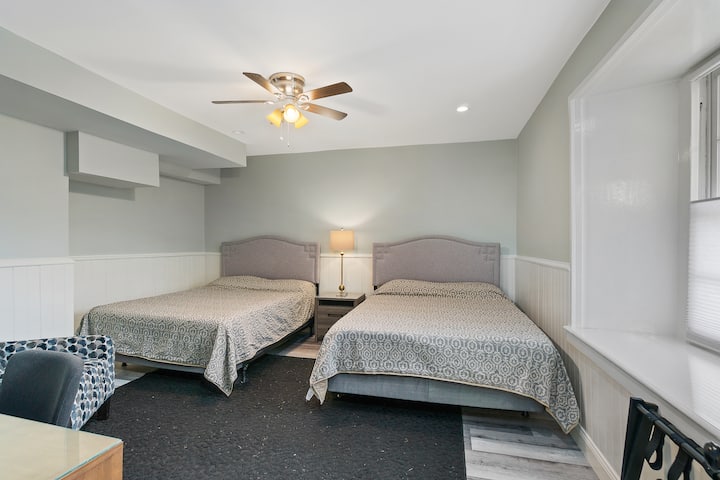 Chumba cha kulala - Vitanda 2 vya Malkia, Dawati, Kiti cha kustarehesha, Kabati