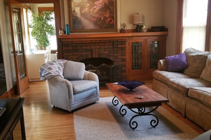 Beautiful Rochester Home in Quaint Neighborhood gallery image 2