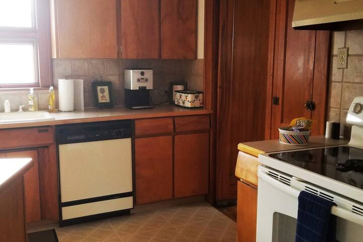 Beautiful Rochester Home in Quaint Neighborhood gallery image 5