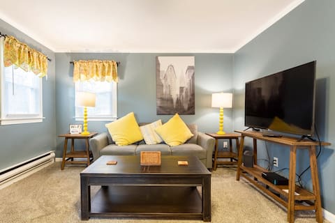 Seasons Hospitality 1BR with Private Deck C3