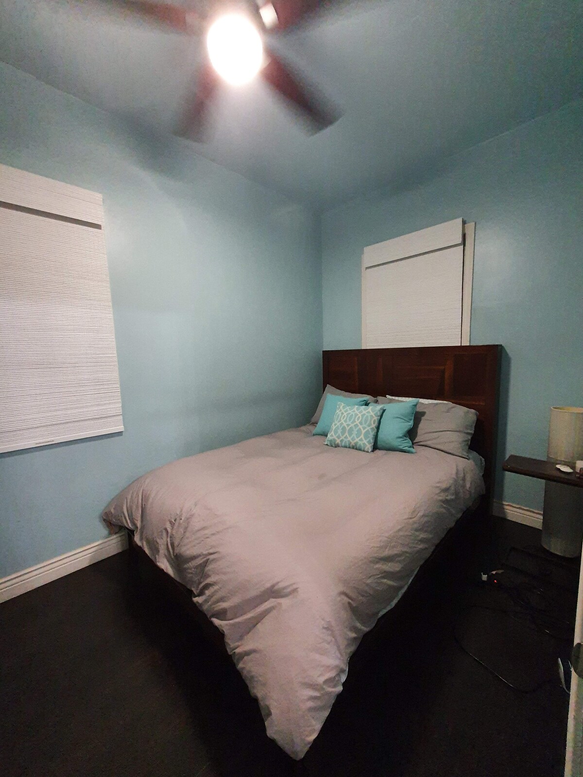 Dormitorio con ventilador de techo