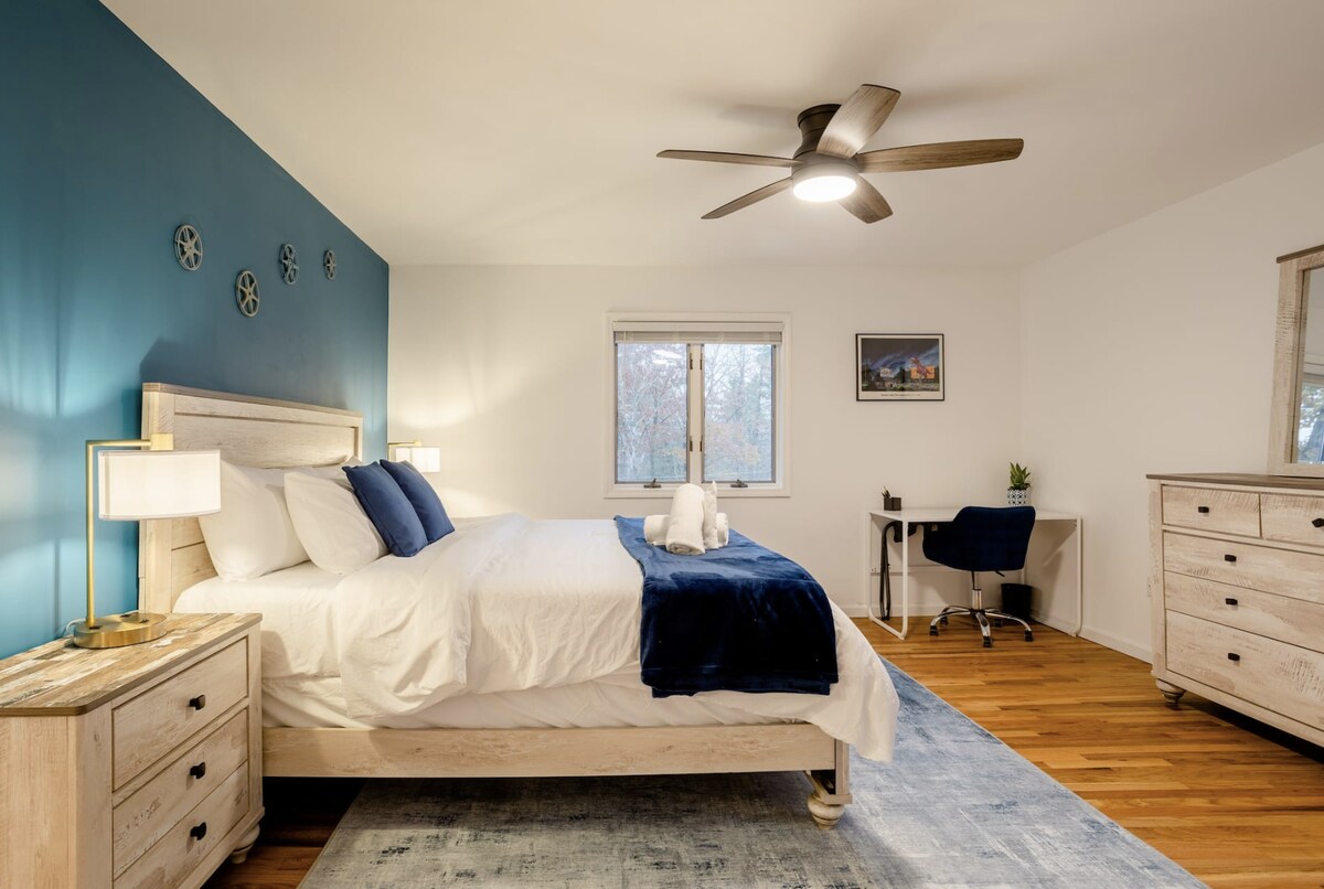 "החדר הכחול" כולל מיטת קינג סייז, חדר רחצה ומקלחת צמודים ושולחן כתיבה. בהשראת הסרטים.