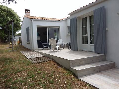 Quiet house 300 m from a large beach