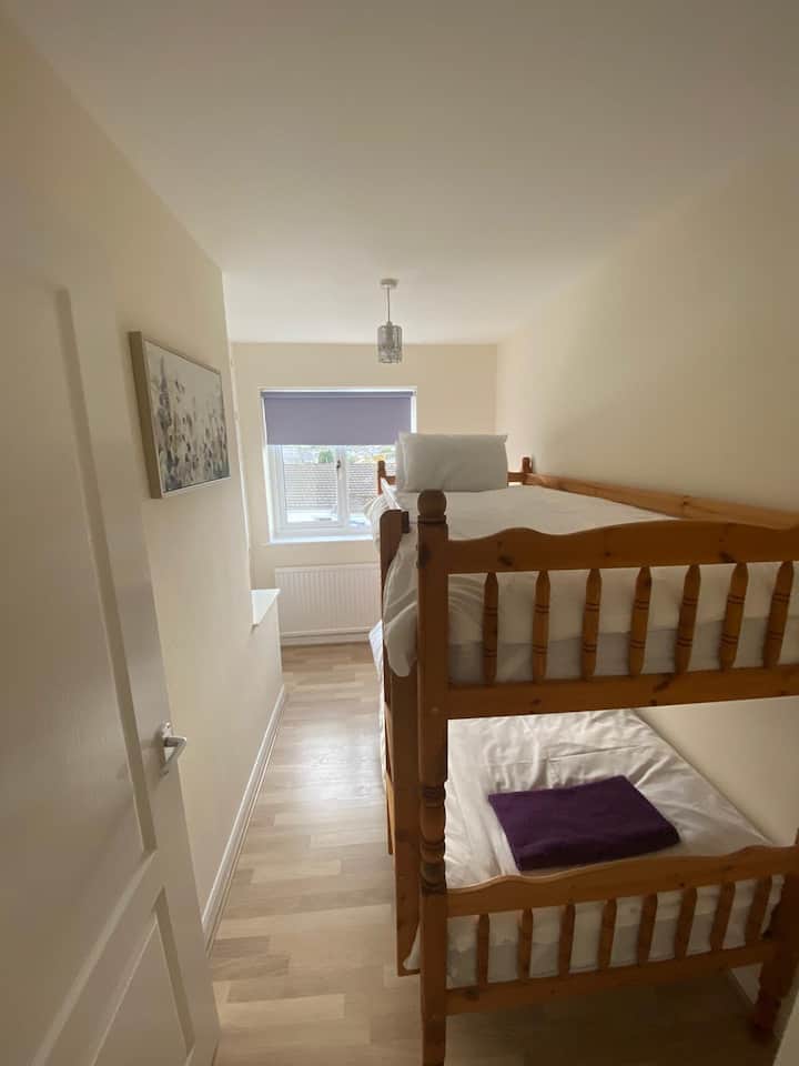 Poschodová spálňa - dve veľké postele. Nachádza sa na prvom poschodí. 
Cestovná postieľka je k dispozícii na požiadanie. 