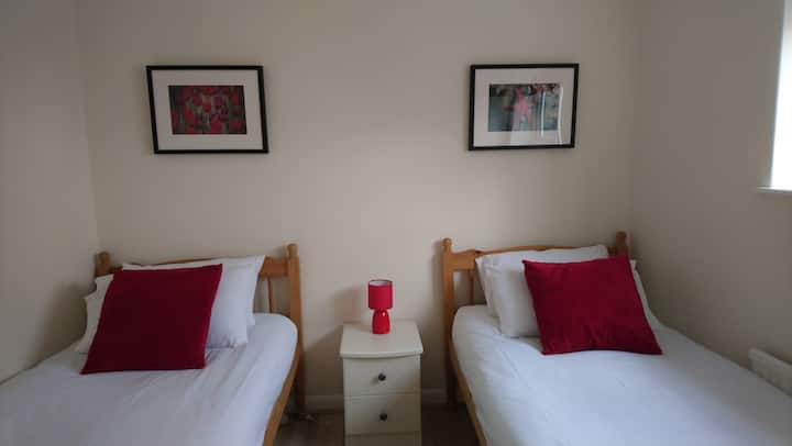 Spálňa s oddelenými lôžkami so samostatnými lôžkami. Nachádza sa na prvom poschodí. 