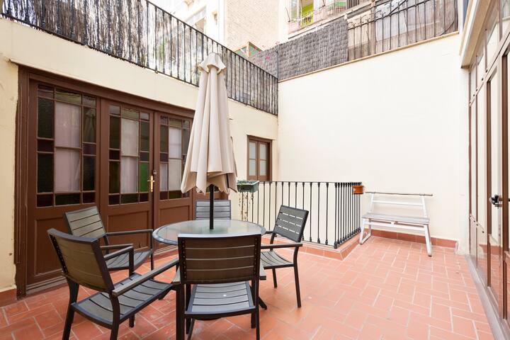 Apt. w/ PATIO, 3 Bedrs, 2 Bathrs & AC (7 adults) gallery image 4