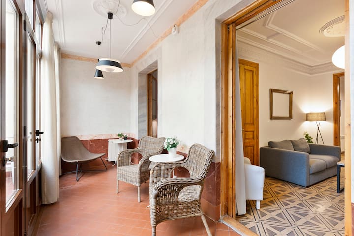 Apt. w/ PATIO, 3 Bedrs, 2 Bathrs & AC (7 adults)