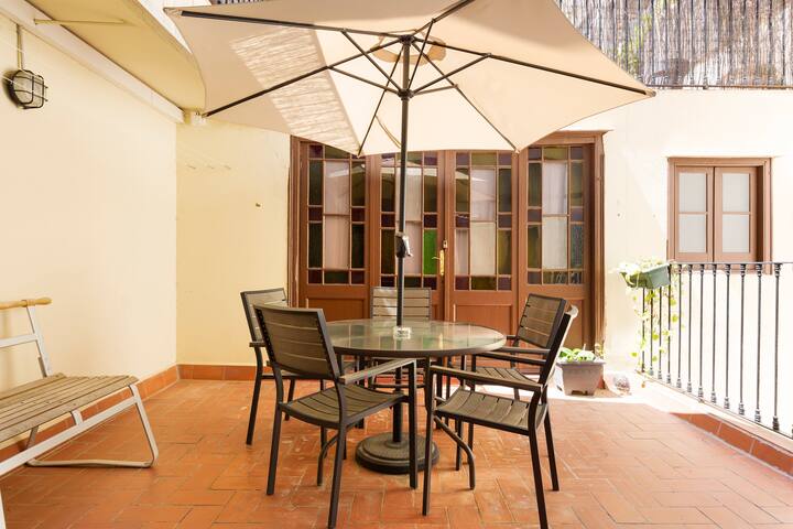 Apt. w/ PATIO, 3 Bedrs, 2 Bathrs & AC (7 adults) gallery image 3