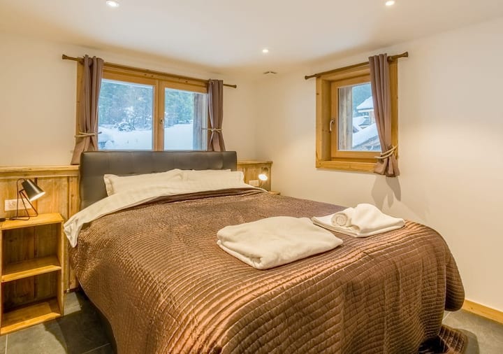 מיטה זוגית עם חדר רחצה משותף עם חדר שינה צמוד