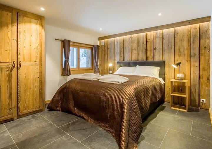 מיטה זוגית עם חדר רחצה פרטי