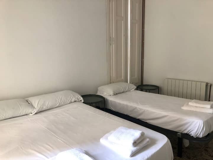 Dhomë gjumi me krevat dopio dhe krevat tek