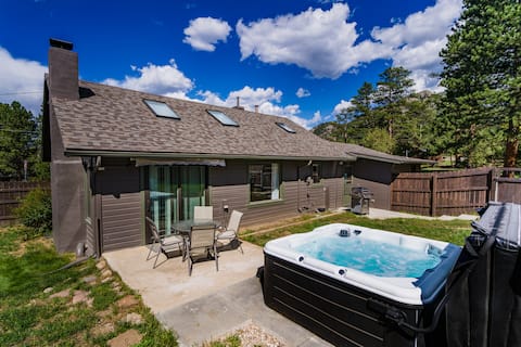 SALE! Hot tub, dogs OK, AC, Nat'l Park Views