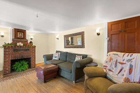 Successful Airbnb property: Sunrise Cottage with amazing views on private lake in Steep Falls