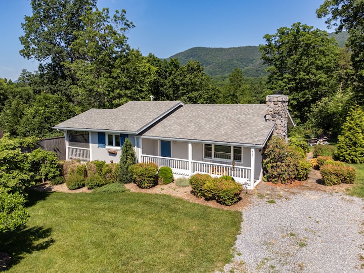 Mountain Meadow Cottage w/ Hot tub & Mt Views Cottages for Rent in