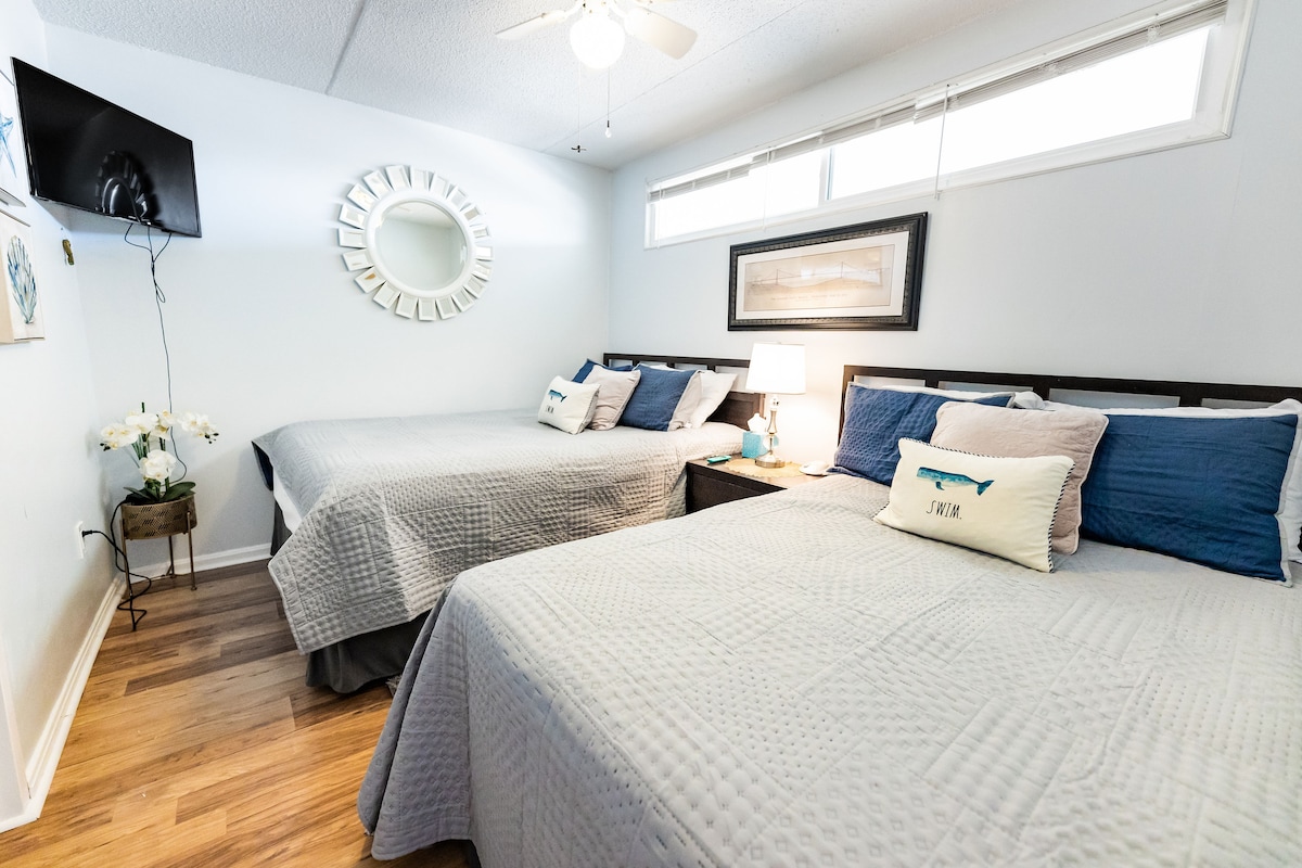 Cama queen y doble con acceso directo al baño, ducha y armario para invitados para almacenamiento. ¡Máquina de ruido blanco en cada dormitorio para que algunos huéspedes puedan descansar mientras otros disfrutan en la habitación de al lado!

Los huéspedes ofrecen sábanas.