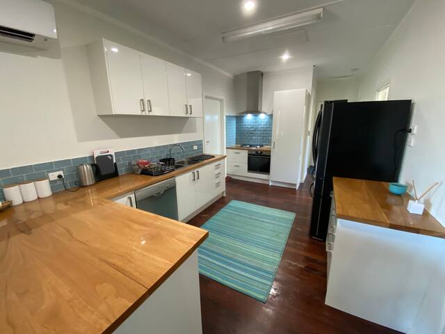 Superb house with a solar heated pool, in town. gallery image 5