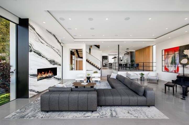 Luxury 6,000sf Home on Venice Canal gallery image 3