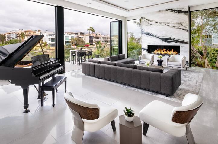 Luxury 6,000sf Home on Venice Canal gallery image 4