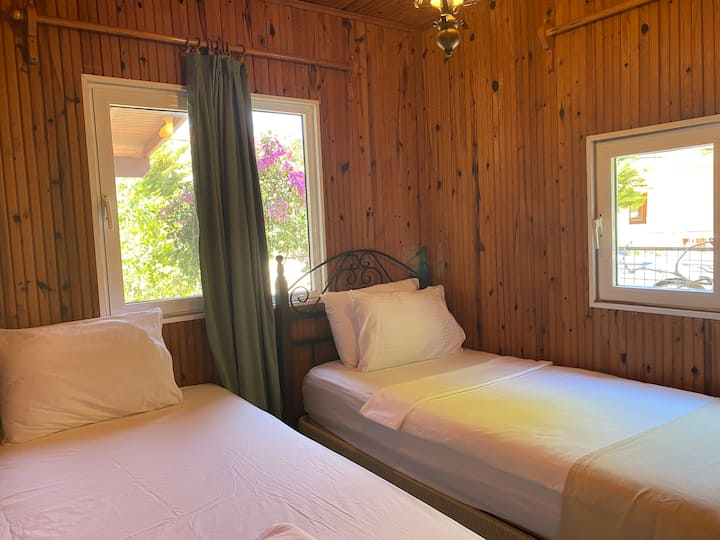 Ოთახი ერთადგილიანი საწოლით
2 ერთადგილიანი საწოლით 