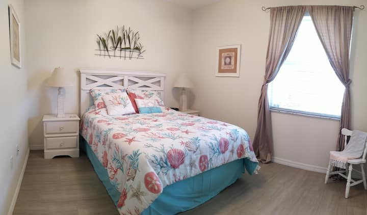 Საძინებელი კუინზის ზომის საწოლით / Schlafzimmer mit Queensize-Bett