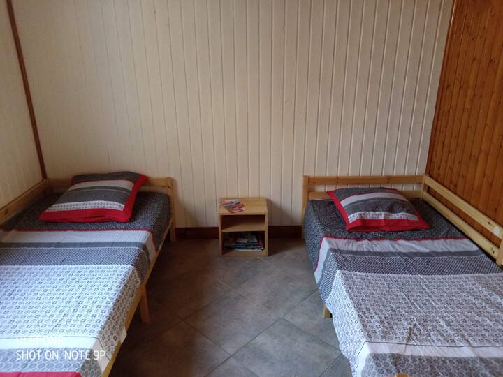 Dormitorio con 2 camas individuales