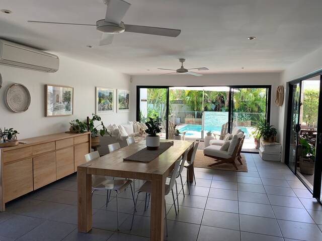 Well appointed beach house suitable for families. gallery image 2