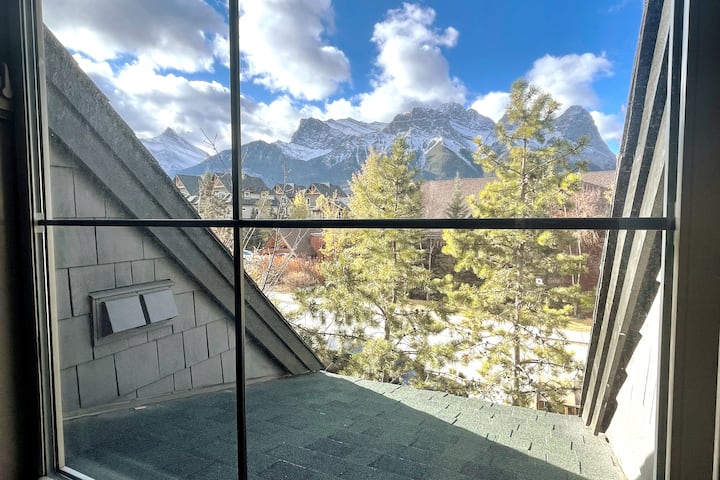 Zobuďte sa a vychutnajte si výhľad na hory z hlavnej spálne.  