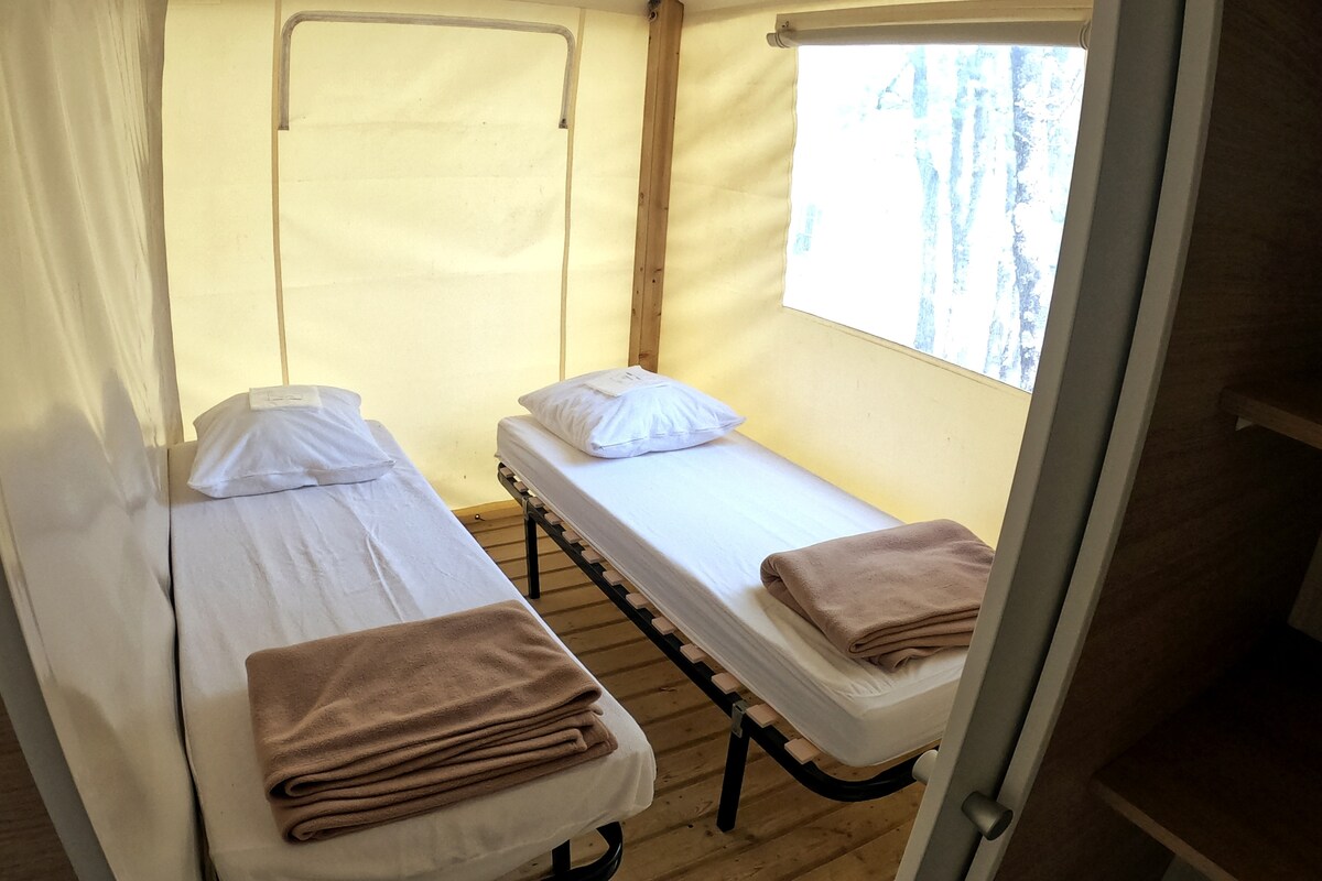 две единични легла под платното:)
вход през вътрешността на мобилния дом