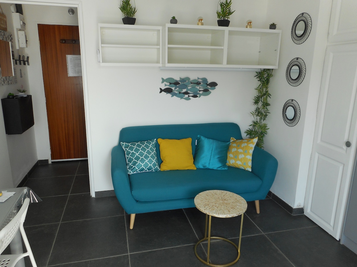 Successful Airbnb property: studio near beach, 2 people, private parking, Wi-Fi in La Grande Motte