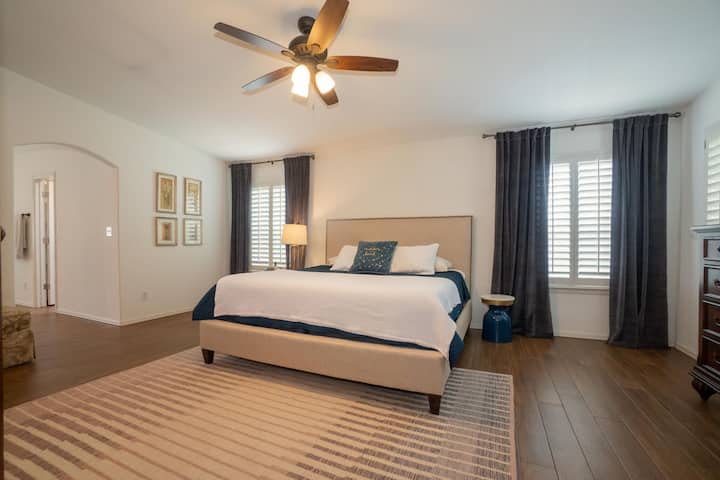 ห้องนอนใหญ่พร้อมเตียงขนาดคิงไซส์ Tempurpedic  