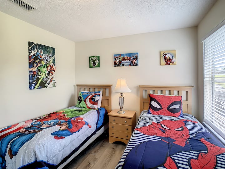 二楼阁楼，有两张双人床