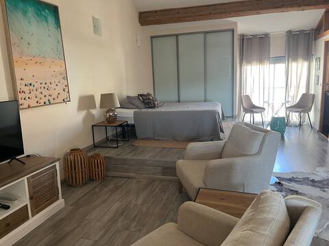 Très chique private, furnished studio apartment