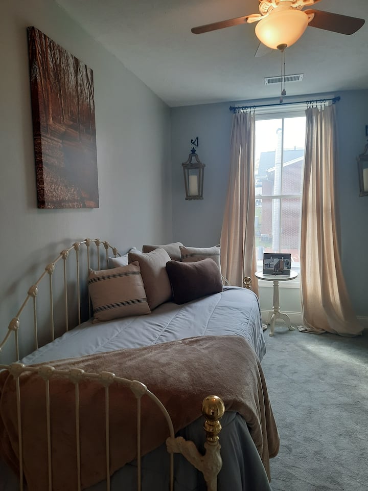 2 - ра спалня има единично легло с допълнително двойно легло, което се покачва до редовна височина на леглото