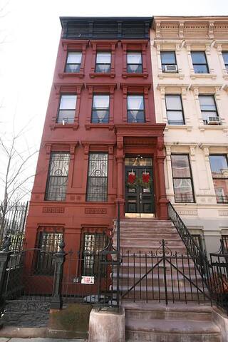 Light-filled townhouse in the heart of Harlem gallery image 2