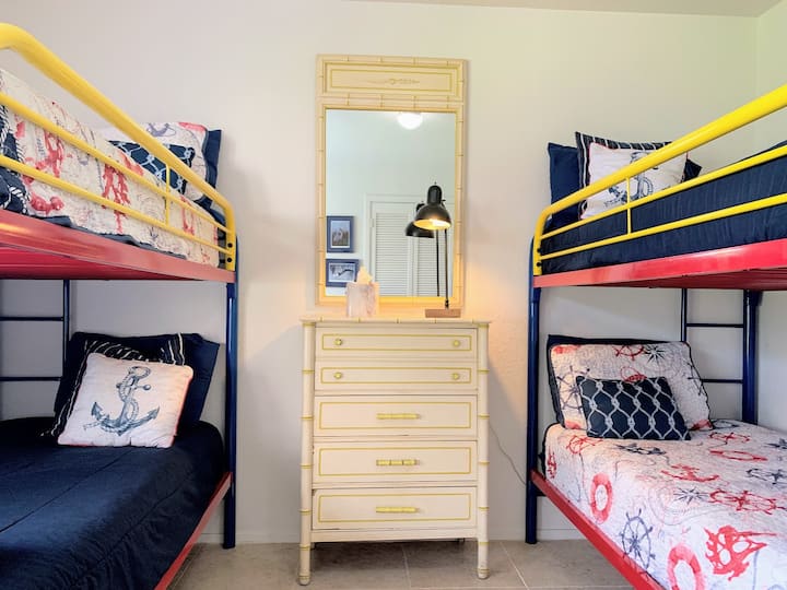 ห้องนอนที่ 3 มีเตียง 2 ชั้น 2 หลัง มีพื้นที่กว้างขวางสำหรับทั้งครอบครัว!